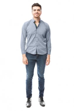 Yakışıklı genç adam.