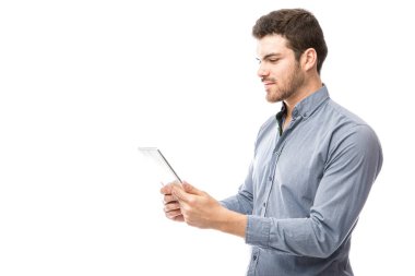 Çekici bir adam tablet kullanma 
