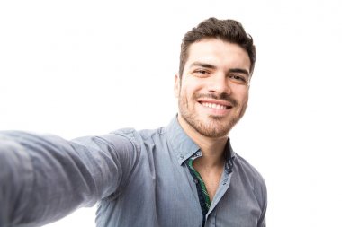 Genç adam alarak selfie