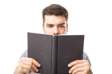 Genç adam kitap okuyor.