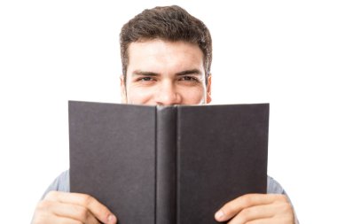 mutlu genç adam tutarak kitap 