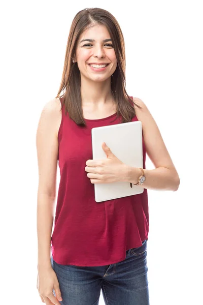 Mujer bonita sosteniendo tableta —  Fotos de Stock