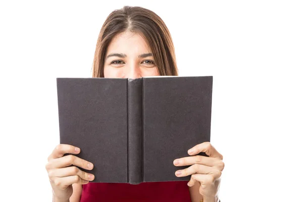 Junge Frau hält Buch — Stockfoto