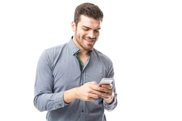 Hombre joven usando Smartphone — Foto de Stock