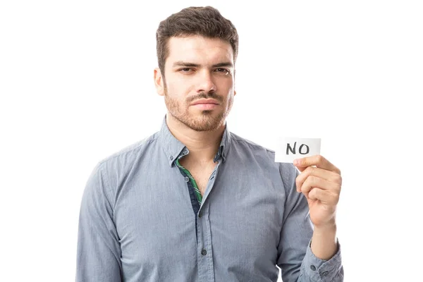 Joven sosteniendo un pequeño cartel — Foto de Stock