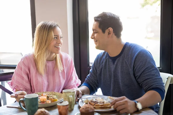 美丽的年轻情侣看着对方 微笑着在餐厅约会 — 图库照片