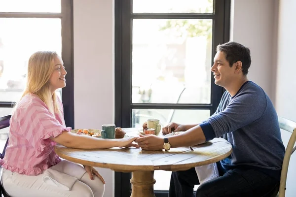 Romantiska Unga Paret Höll Händer Och Tittade Varandra Datum Restaurang — Stockfoto