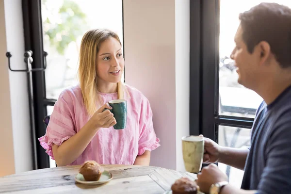 Hermosa Joven Rubia Tomando Café Hablando Con Novio Restaurante —  Fotos de Stock