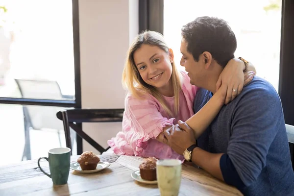 Bella Giovane Donna Che Abbraccia Suo Ragazzo Mentre Appuntamento Ristorante — Foto Stock