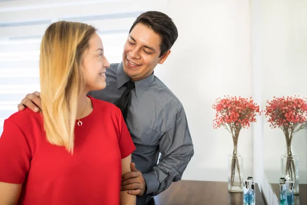 Retrato Atraente Jovem Casal Hispânico Juntos Casa Olhando Para Outro — Fotografia de Stock