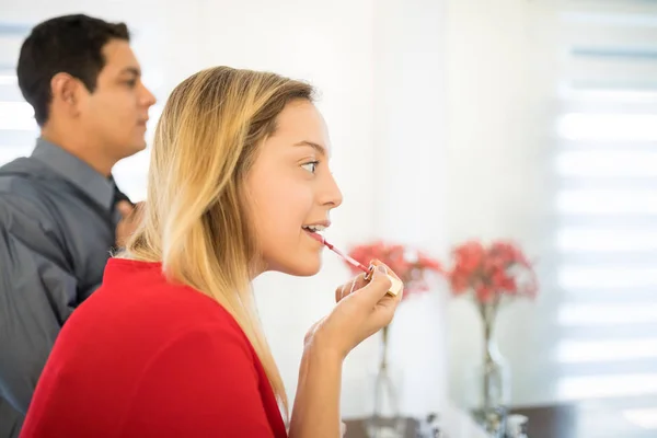 Vista Del Perfil Una Hermosa Joven Haciendo Pintalabios Con Marido —  Fotos de Stock