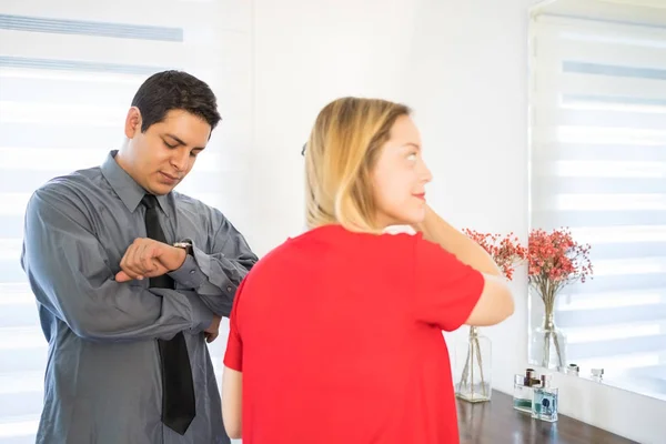 Όμορφος Νέος Ισπανικός Ελέγχοντας Παράλληλα Ντύνοντας Γυναίκα Που Χτενίζει Μαλλιά — Φωτογραφία Αρχείου