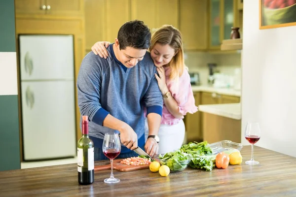 Salata Mutfakta Kız Arkadaşıyla Hazırlanıyor Sevgi Dolu Genç Bir Adam — Stok fotoğraf