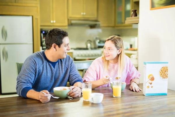 Jovem Casal Hispânico Desfrutando Café Manhã Juntos Sua Cozinha Olhando — Fotografia de Stock