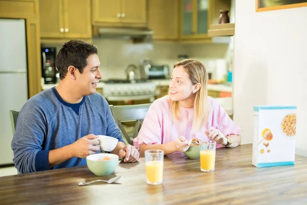 Retrato Jovem Bonito Tomando Café Manhã Com Seu Parceiro Enquanto — Fotografia de Stock