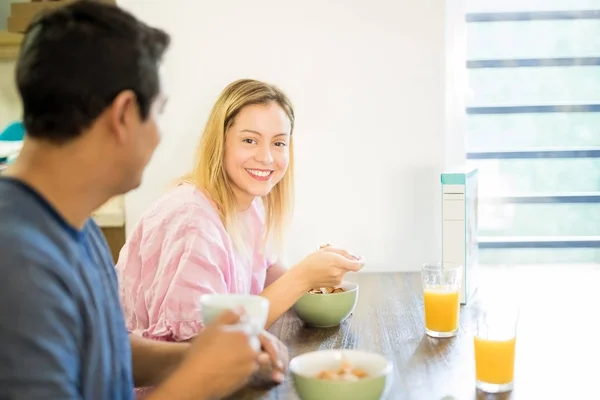 在厨房里和男朋友一起吃早饭的漂亮少妇的肖像 — 图库照片