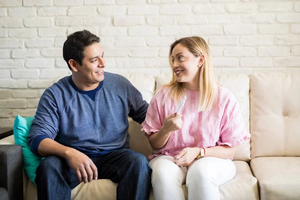 Mujer Hispana Feliz Contándole Marido Sobre Resultado Prueba Embarazo Mientras — Foto de Stock