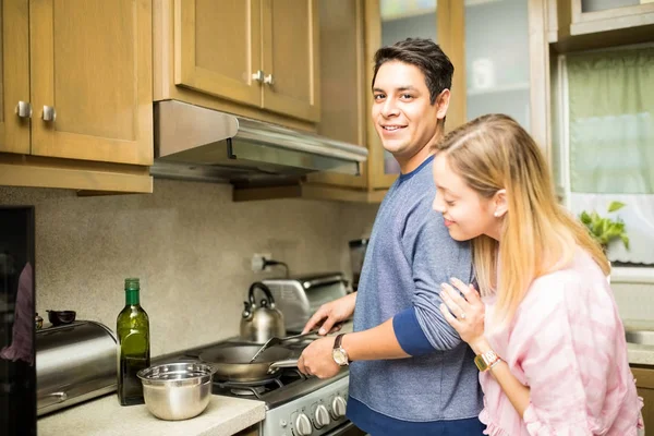 Joven Guapo Cocinando Algo Una Cocina Con Novia Esperando —  Fotos de Stock