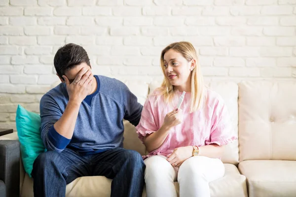 Jeune Homme Sentant Inquiet Après Avoir Connu Les Résultats Des — Photo