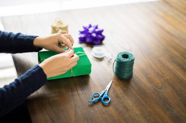 Dekorasyon ve hediye kutusu ahşap masa üzerinde kaydırma eller, yakın çekim
