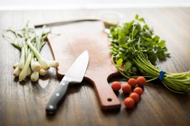 Doğrama kurulu üzerinde ahşap masa ile taze sebze