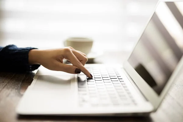 Dedo Feminino Pressionando Uma Tecla Teclado Laptop Enquanto Trabalhava Casa — Fotografia de Stock