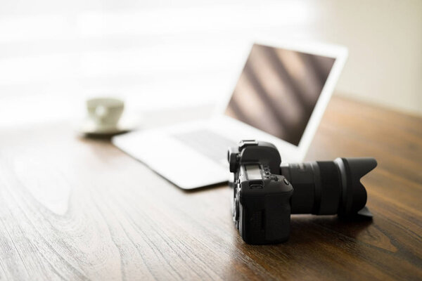 Cámara profesional en el escritorio — Foto de Stock