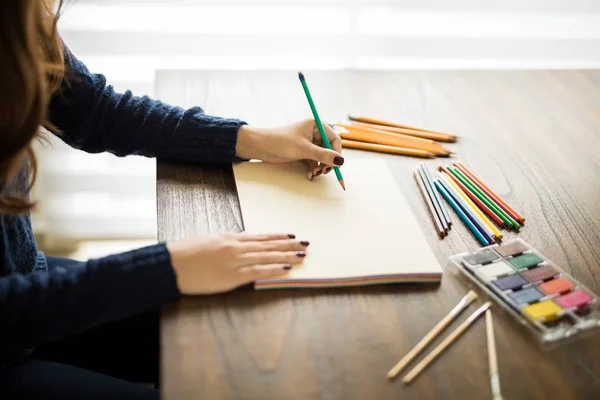 Close Mãos Pintoras Desenhando Esboço Caderno Esboços Usando Lápis Com — Fotografia de Stock