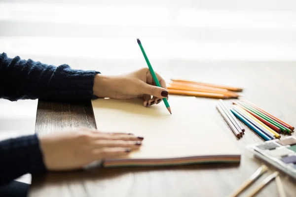 Närbild Kvinna Kreativ Konstnär Ritar Skissbok Med Penna När Sitter — Stockfoto