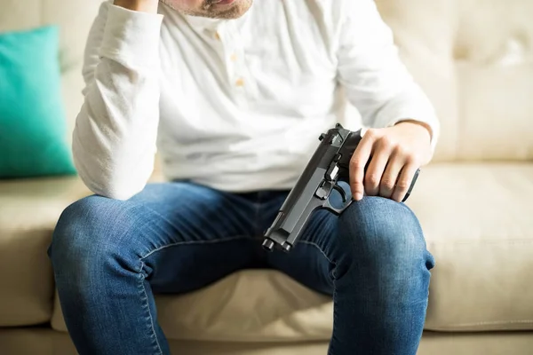 Zblízka Deprese Člověka Drží Zbraň Ruce Při Sezení Pohovce — Stock fotografie