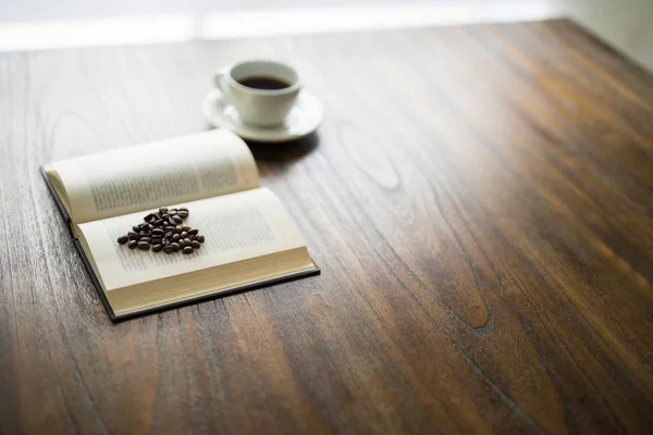 Libro con granos de café corazón —  Fotos de Stock