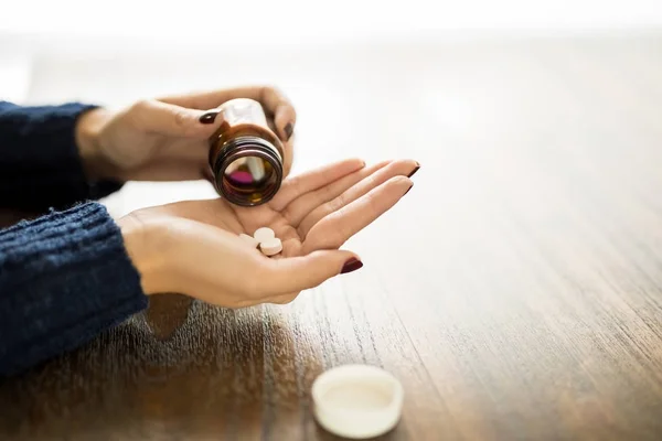Nahaufnahme Von Weiblichen Händen Die Auf Einem Holztisch Medikamentenpille Aus — Stockfoto