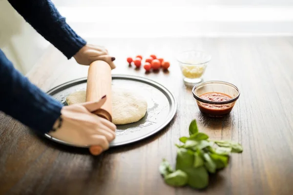 Nahaufnahme Von Frauenhänden Die Mit Nudelholz Pizzaboden Zubereiten — Stockfoto