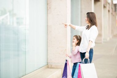 Street mağazası içinde işaret eden anne