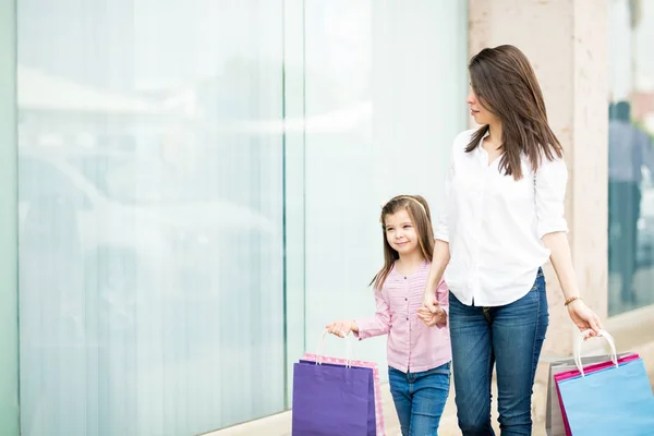 娘と母の店舗に沿ってカラフルなバッグと歩いて — ストック写真