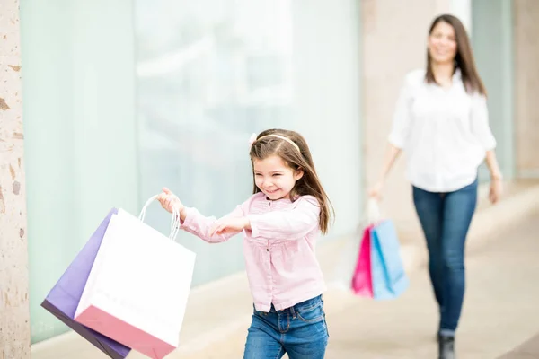 ショッピング モールの外の母親から逃げる娘 — ストック写真