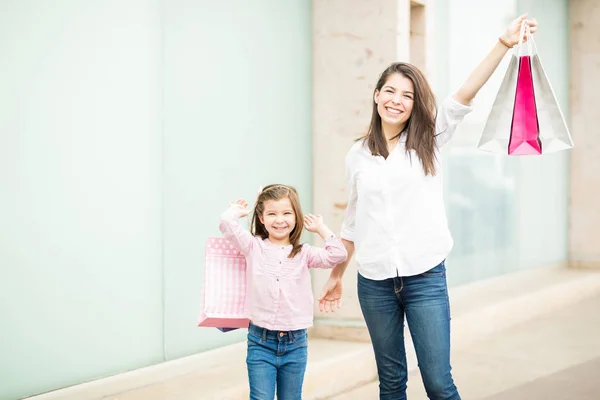 Madre Hija Sosteniendo Coloridas Bolsas Compras Brazos Fondo Escaparates — Foto de Stock