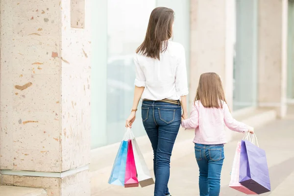 母と娘のショッピング バッグ店舗に沿って歩きの後姿 — ストック写真