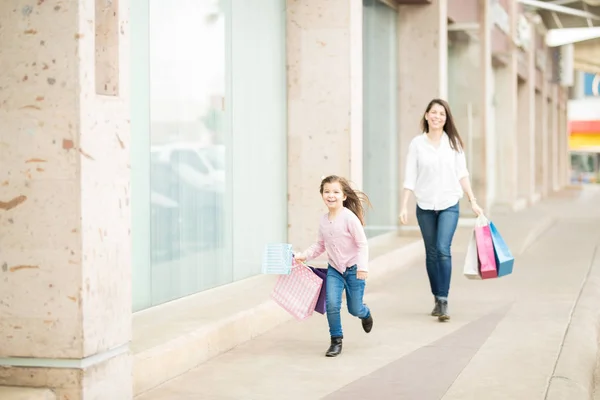 Figlia Fuga Madre Fuori Centro Commerciale — Foto Stock