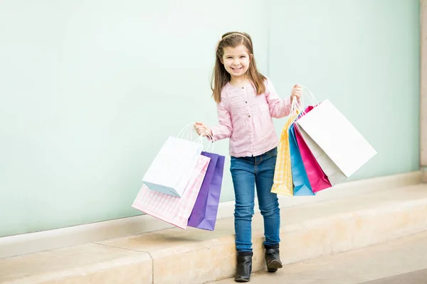 Mädchen Steht Voller Länge Schaufensternähe Mit Bunten Einkaufstüten — Stockfoto