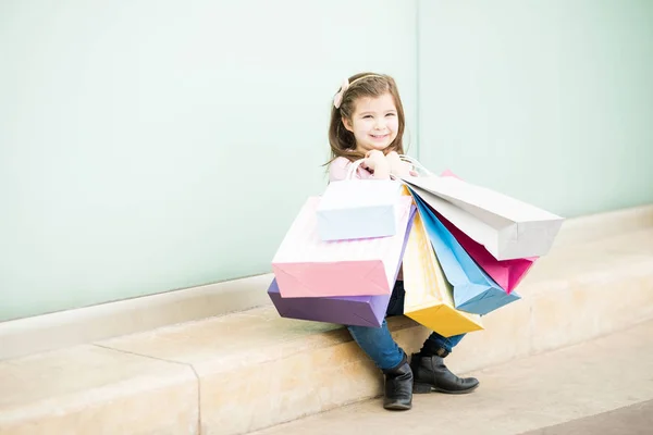 Renkli Alışveriş Torbaları Ile Mağazası Oturan Kız — Stok fotoğraf