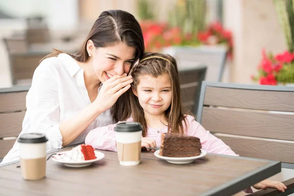 Madre Raccontando Figlia Segreta Caffè Witn Torte Sul Tavolo — Foto Stock