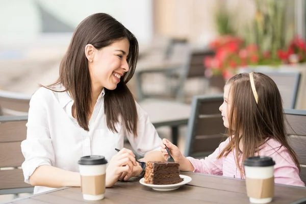 Madre Che Parla Con Figlia Caffè Con Torte Sul Tavolo — Foto Stock