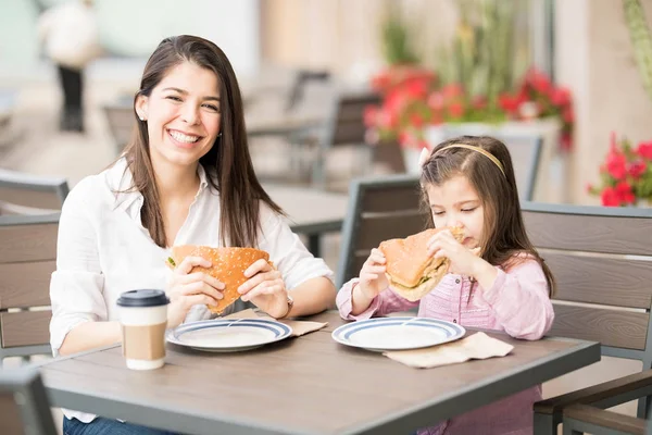 Matka Dcera Usmívala Jíst Hamburger Kavárně — Stock fotografie