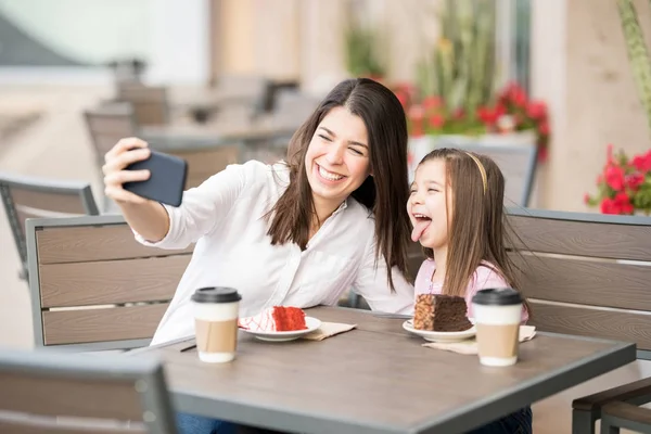 Mãe Com Filha Sentada Café Tomando Selfie Smartphone — Fotografia de Stock