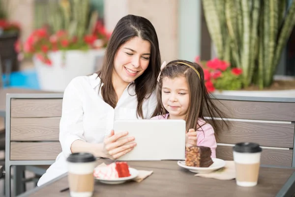 Žena Dívka Při Pohledu Tablet Kavárně — Stock fotografie