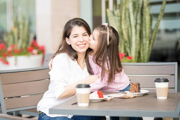 Córka Całowanie Matki Policzek Kawiarni Niewyraźne Tło — Zdjęcie stockowe