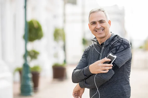 Retrato Homem Hispânico Bonito Com Telefone Celular Sua Braçadeira Olhando — Fotografia de Stock