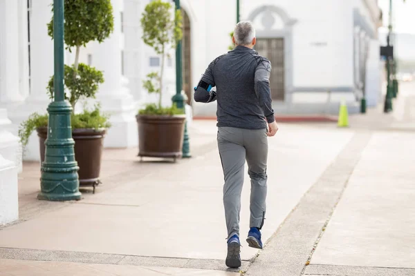 Vista Trasera Del Hombre Maduro Corriendo Haciendo Ejercicio Ciudad — Foto de Stock