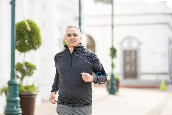 Hombre Maduro Atractivo Activo Que Correr Por Ciudad Hacer Ejercicio — Foto de Stock